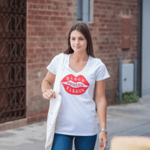 V-neck white T-shirt ‘Bisou Poutou Kissou’